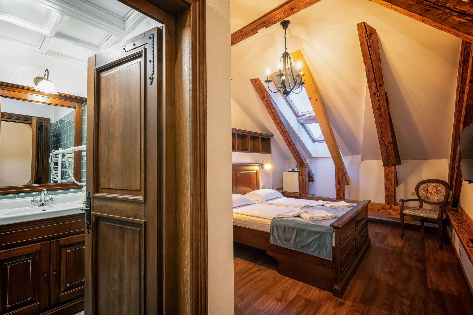 Hotel Boutique Casa Chitic -Hotel And Restaurant Str Johann Gott Nr7 Brasov Exterior photo
