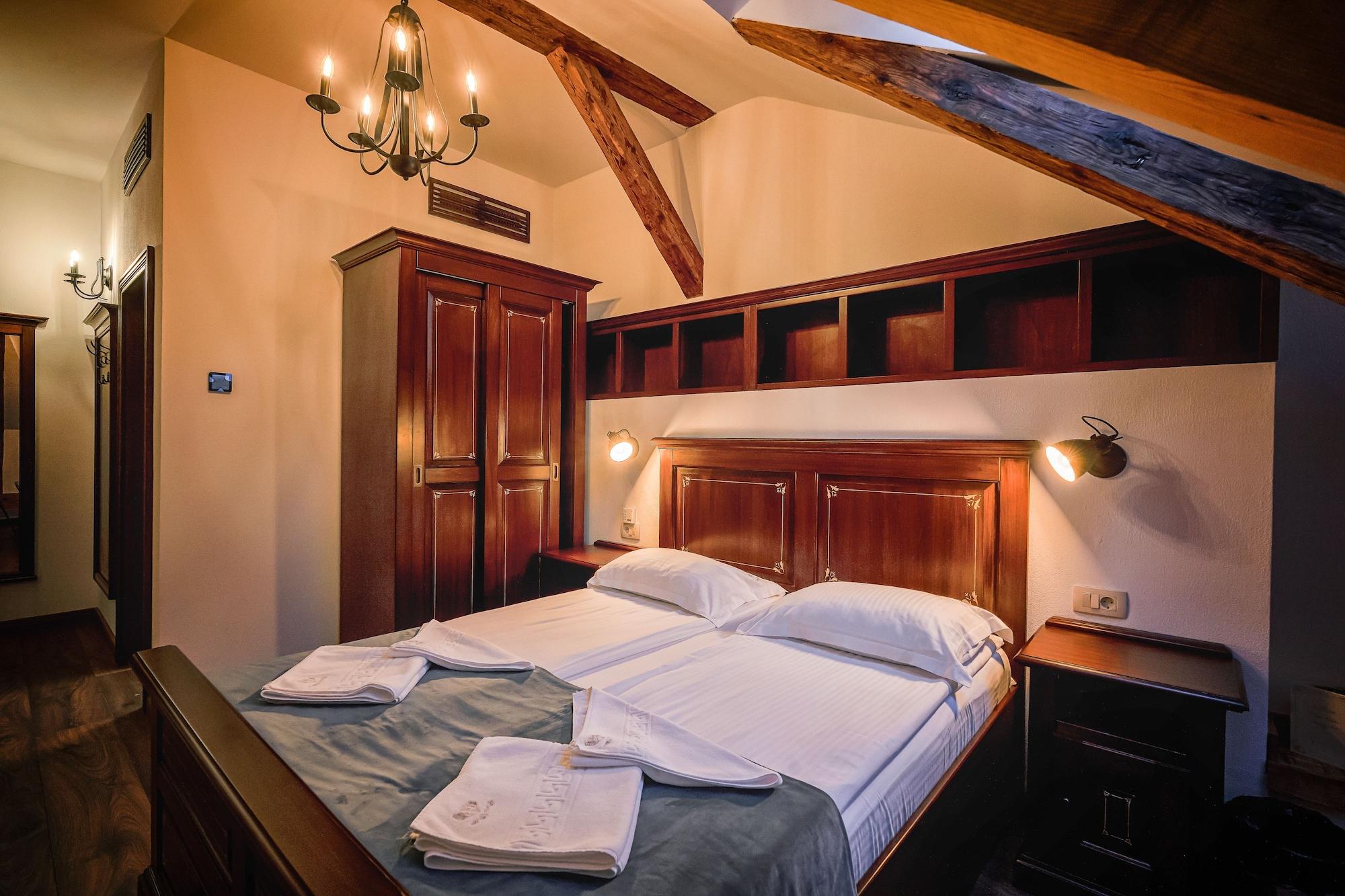Hotel Boutique Casa Chitic -Hotel And Restaurant Str Johann Gott Nr7 Brasov Exterior photo